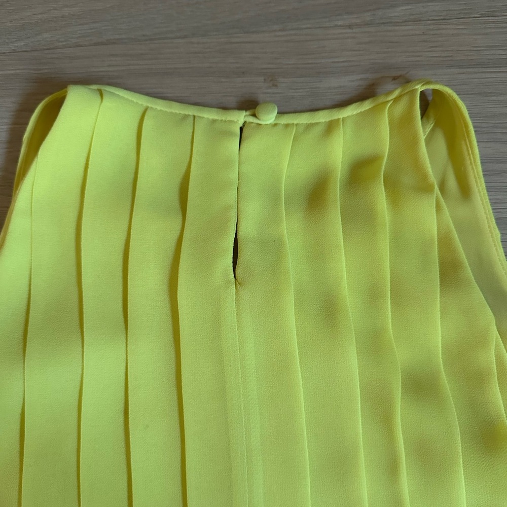 J.Crew Yellow Keyhole Pleated Chiffon Sleeveless Blouse Size 2 - Picture 5 of 7